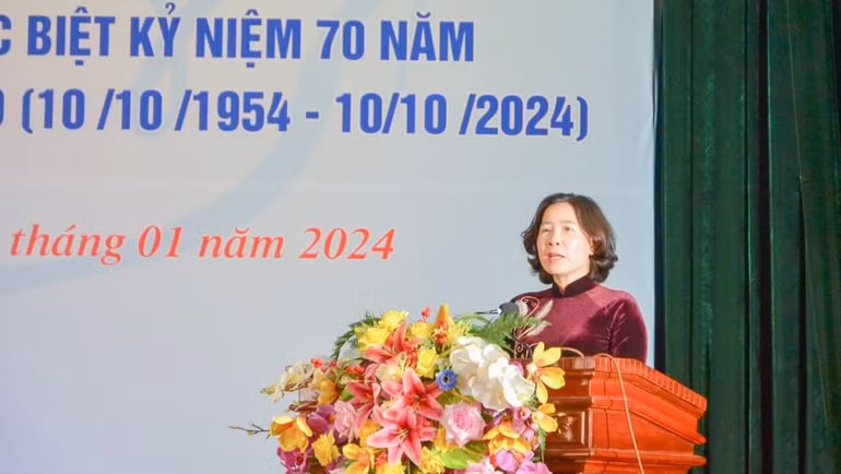 Chủ tịch Hội Liên hiệp phụ nữ thành phố Hà Nội Lê Kim Anh phát động thi đua.