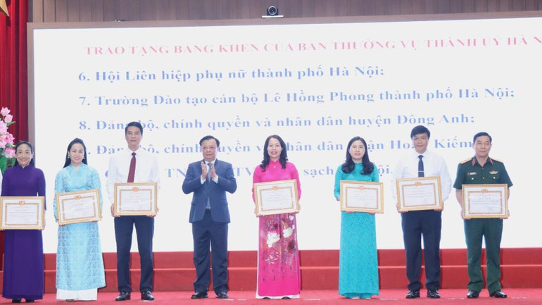 Bí thư Thành ủy Hà Nội Đinh Tiến Dũng trao Bằng khen của Ban Thường vụ Thành ủy Hà Nội tặng các tập thể có thành tích xuất sắc.