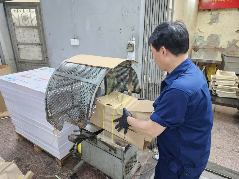 Công nhân nhà in Báo Nhân Dân đóng gói ấn phẩm phụ san đặc biệt kỷ niệm 50 năm Ngày Giải phóng miền nam, thống nhất đất nước giao tới bạn đọc Công nhân nhà in Báo Nhân Dân đóng gói ấn phẩm phụ san đặc biệt kỷ niệm 50 năm Ngày Giải phóng miền nam, thống nhất đất nước giao tới bạn đọc