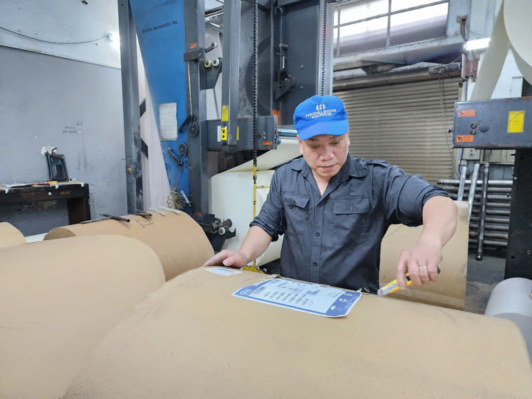 Công nhân nhà in Báo Nhân Dân xử lý giấy đầu vào Công nhân nhà in Báo Nhân Dân xử lý giấy đầu vào