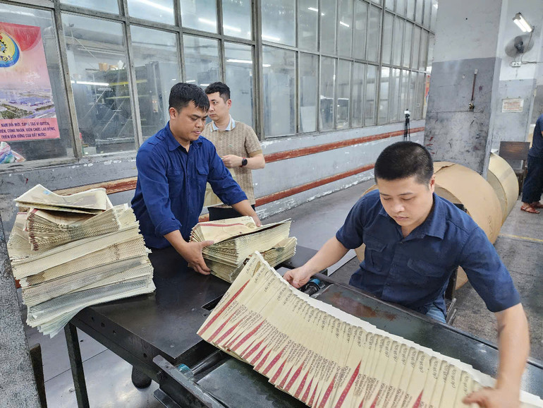 Hàng vạn ấn phẩm phụ san đặc biệt kỷ niệm 50 năm Ngày Giải phóng miền nam, thống nhất đất nước sẵn sàng đến tay bạn đọc Hàng vạn ấn phẩm phụ san đặc biệt kỷ niệm 50 năm Ngày Giải phóng miền nam, thống nhất đất nước sẵn sàng đến tay bạn đọc