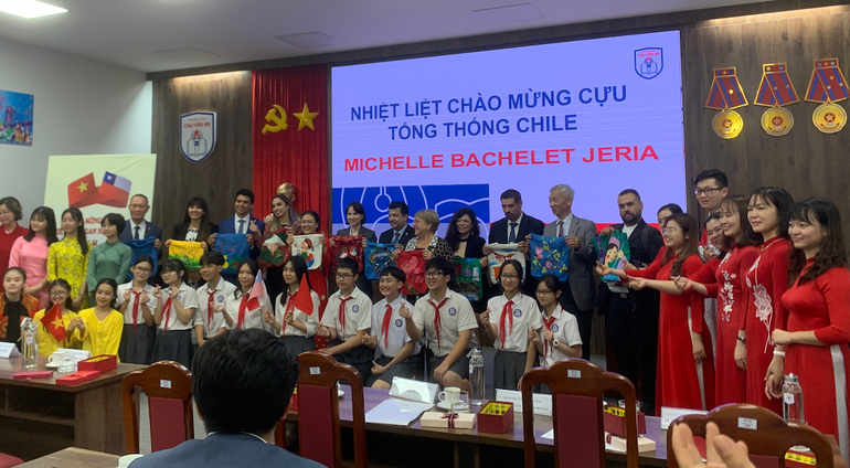 Thầy trò nhà trường chụp ảnh cùng đại biểu