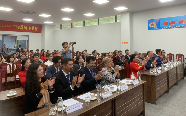 Đại biểu tham dự buổi lễ