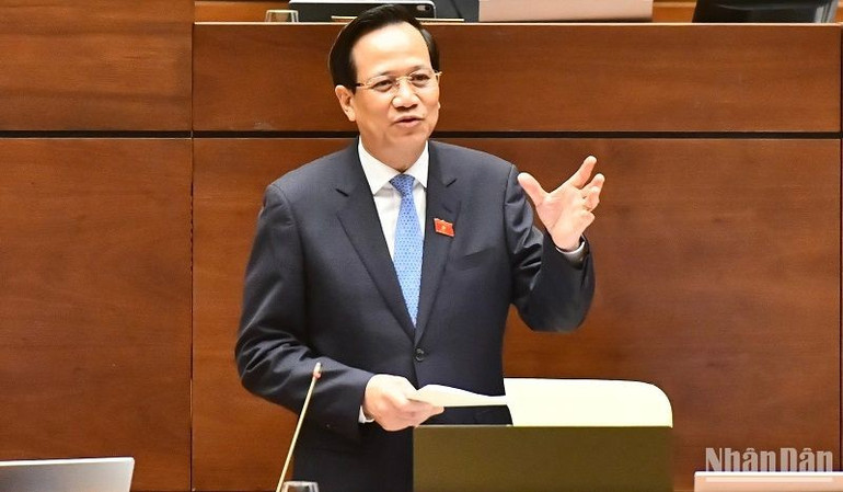 Bộ trưởng Lao động-Thương binh và Xã hội Đào Ngọc Dung trả lời chất vấn của đại biểu Quốc hội tại Kỳ họp thứ 5, Quốc hội khóa XV. (Ảnh: ĐĂNG KHOA)