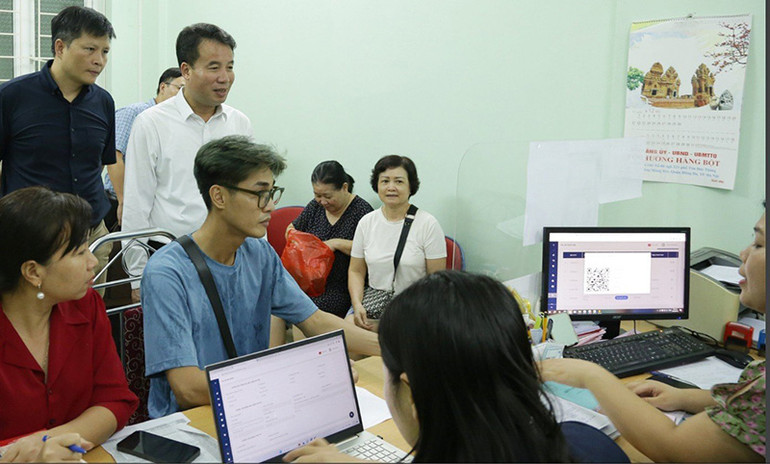 Tổng Giám đốc Bảo hiểm xã hội Việt Nam Nguyễn Thế Mạnh tại Điểm thu bảo hiểm xã hội, bảo hiểm y tế PVI Hà Thành, quận Đống Đa, Hà Nội. (Ảnh: Tâm Trung)