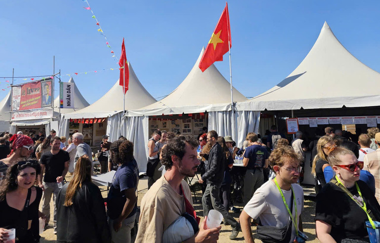 Gian trưng bày về Việt Nam, do Báo Nhân Dân tổ chức, là điểm đến quen thuộc đối với đông đảo bạn bè Pháp và quốc tế tại mỗi kỳ Hội báo Nhân đạo.