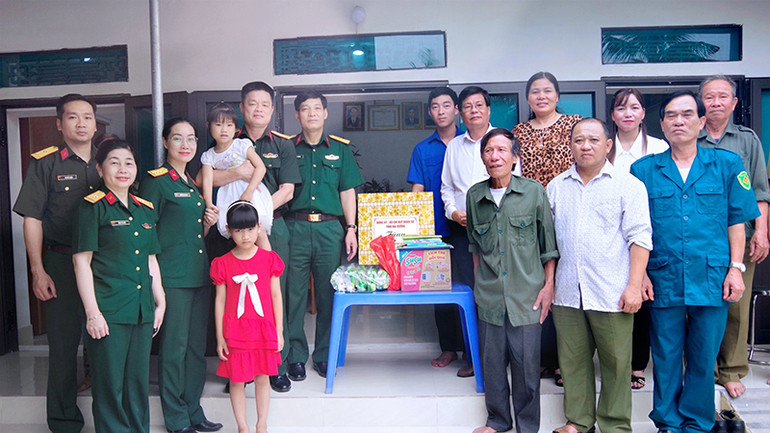 Lãnh đạo Bộ Chỉ huy Quân sự tỉnh Hải Dương và Hội Phụ nữ cơ quan Bộ Chỉ huy Quân sự tỉnh thăm, tặng quà hai chị em ruột mồ côi bố mẹ ở xã Quang Trung, huyện Tứ Kỳ đang được đơn vị nhận đỡ đầu, nhân dịp Ngày Quốc tế Thiếu nhi 1/6/2024.