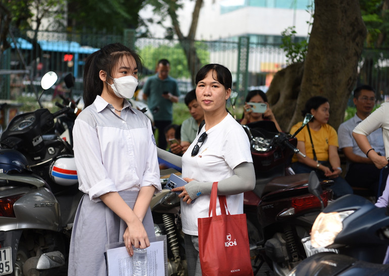 Phụ huynh đồng hành cùng con trong ngày thi (Ảnh: NGUYỄN TRANG) Phụ huynh đồng hành cùng con trong ngày thi (Ảnh: NGUYỄN TRANG)