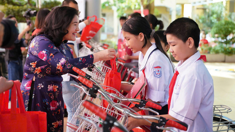 Thứ trưởng Lao động-Thương binh và Xã hội Nguyễn Thị Hà trao tặng xe đạp cho trẻ em khó khăn ở thành phố Hải Phòng. (Ảnh: BTC)