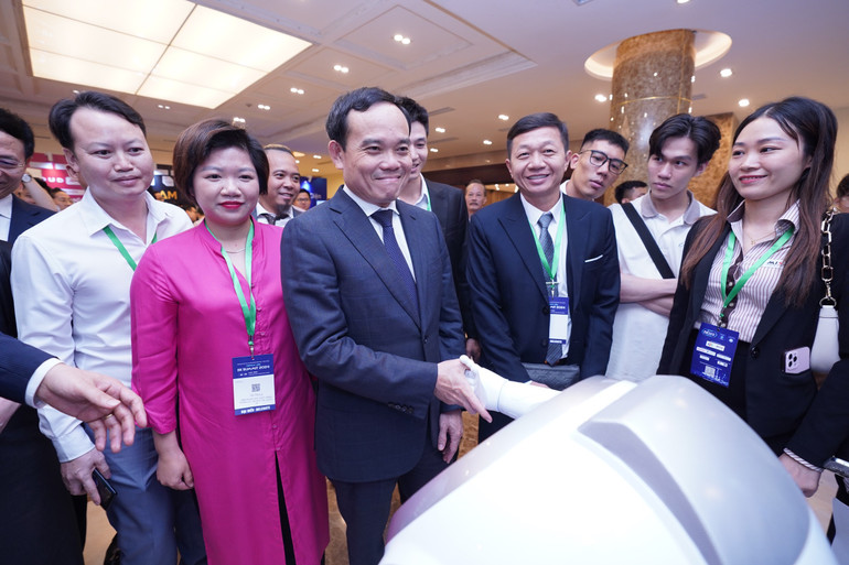 Phó Thủ tướng Trần Lưu Quang tham quan gian trưng bày của MISA bên lề Vietnam - ASIA DX Summit 2024.