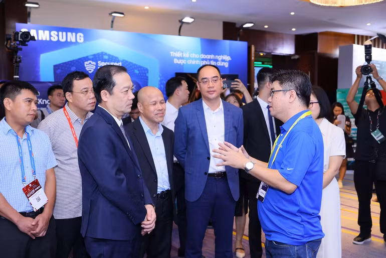 Thứ trưởng Phạm Đức Long cùng các đại biểu tham quan triển lãm an toàn thông tin mạng bên lề hội thảo.