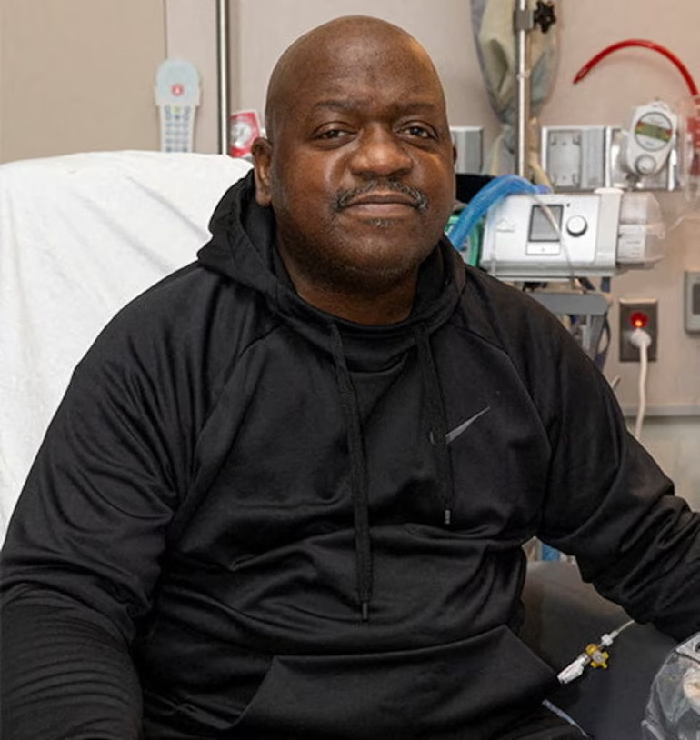 Bệnh nhân Rick Slayman, 62 tuổi, được ghép thận lợn biến đổi gene vào tháng 3 vừa qua đời. Ảnh: Reuters.