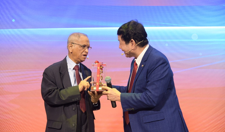 Ông Trương Gia Bình thay mặt FPT tặng quà cho ông Narayana Murthy.