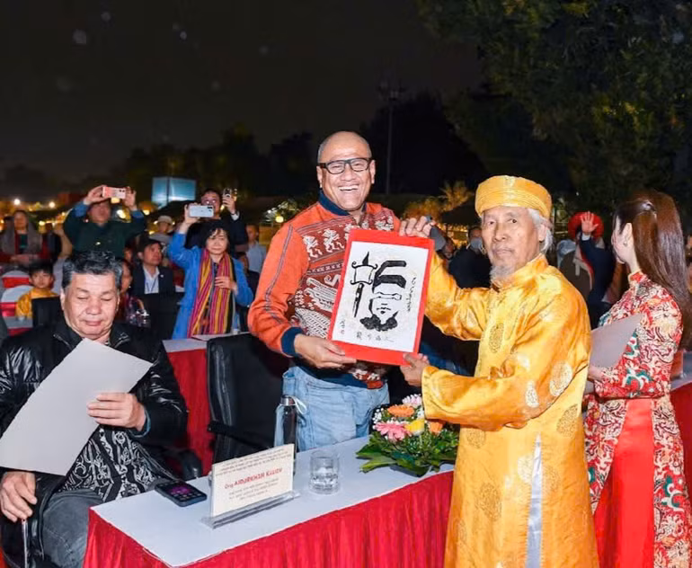 Nhà thư pháp Lê Thiên Lý tặng bức thư pháp viết theo lối “Nhân diện thư”