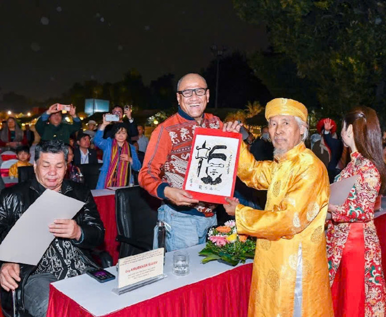 Nhà thư pháp Lê Thiên Lý tặng bức thư pháp viết theo lối “Nhân diện thư”