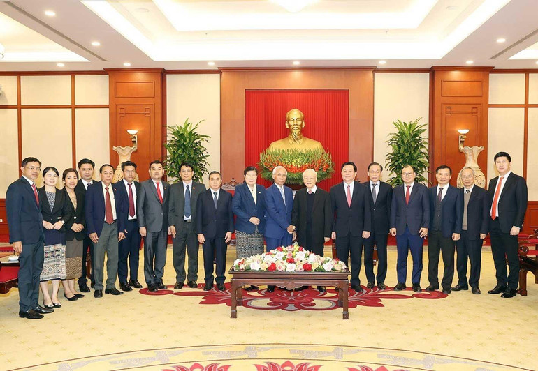 Tổng Bí thư Nguyễn Phú Trọng, đồng chí Khamphan Pheuyavong với các đại biểu tại buổi tiếp. (Ảnh TTXVN) Tổng Bí thư Nguyễn Phú Trọng, đồng chí Khamphan Pheuyavong với các đại biểu tại buổi tiếp. (Ảnh TTXVN)