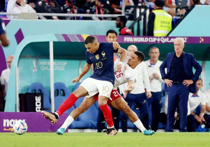 Mbappe (10) và hàng công đội tuyển Pháp có chọc thủng được hàng thủ Maroc. Mbappe (10) và hàng công đội tuyển Pháp có chọc thủng được hàng thủ Maroc.