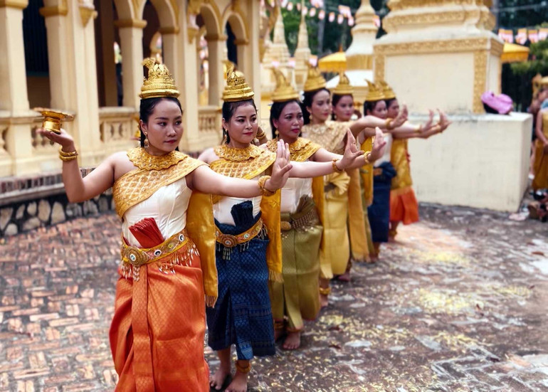 Một tiết mục biểu diễn của các nghệ sĩ Đoàn nghệ thuật Ánh Bình Minh. (Ảnh LÝ LONG)