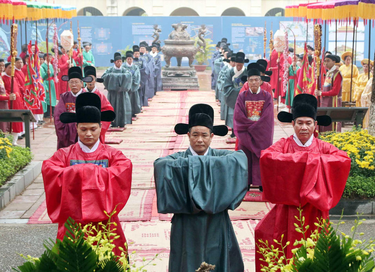 Phục dựng nghi lễ Tiến lịch tại Hoàng thành Thăng Long. Phục dựng nghi lễ Tiến lịch tại Hoàng thành Thăng Long.