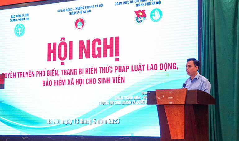 Phó Giám đốc Sở Lao động-Thương binh và Xã hội Hà Nội Nguyễn Hồng Dân phát biểu khai mạc hội nghị. (Ảnh: Hà Nam)