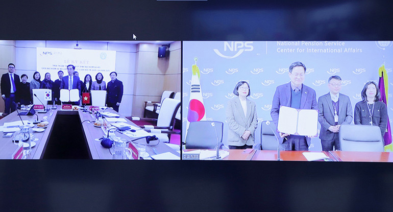 Đại diện Việt Nam và Hàn Quốc ký Thỏa thuận thực hiện Hiệp định bảo hiểm xã hội Việt Nam-Hàn Quốc theo hình thức trực tuyến. (Ảnh: VSS) Đại diện Việt Nam và Hàn Quốc ký Thỏa thuận thực hiện Hiệp định bảo hiểm xã hội Việt Nam-Hàn Quốc theo hình thức trực tuyến. (Ảnh: VSS)