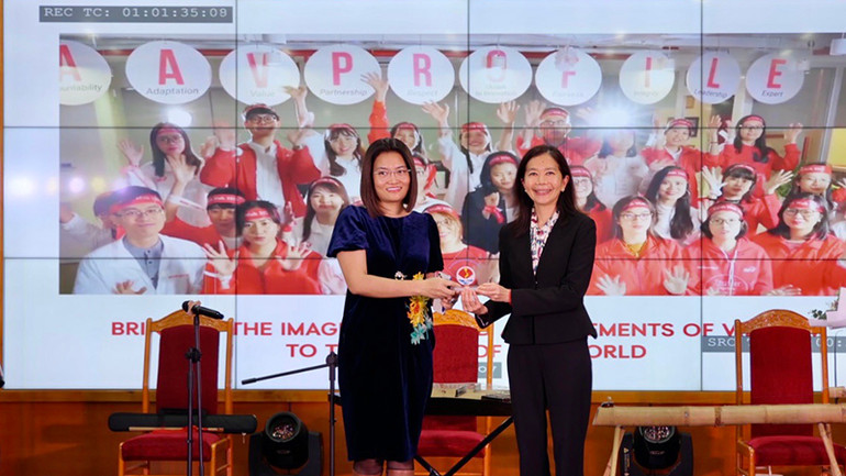 Điều phối viên thường trú của Liên hợp quốc tại Việt Nam, Đồng Chủ tịch Đối tác giảm nhẹ rủi ro thiên tai Pauline Tamesis chúc mừng Trưởng đại diện ActionAid quốc tế tại Việt Nam Hoàng Phương Thảo. (Ảnh: Ban tổ chức)