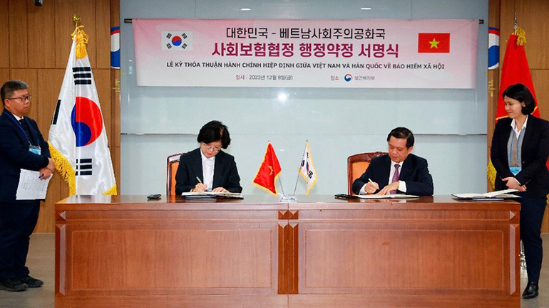 Thứ trưởng Lao động-Thương binh và Xã hội Nguyễn Bá Hoan và Thứ trưởng Y tế và Phúc lợi Hàn Quốc Kim Hyejin ký thỏa thuận hành chính giữa hai bộ để triển khai Hiệp định giữa Chính phủ hai nước về bảo hiểm xã hội, Seoul (Hàn Quốc) ngày 8/12/2023 (Ảnh: Molisa).