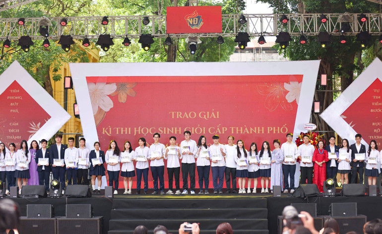 Trong năm học qua, cùng sự dìu dắt của thầy cô, các học sinh đã có nhiều nỗ lực trong học tập và rèn luyện, đạt được nhiều thành tích tốt. Trong năm học qua, cùng sự dìu dắt của thầy cô, các học sinh đã có nhiều nỗ lực trong học tập và rèn luyện, đạt được nhiều thành tích tốt.