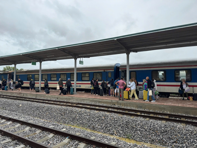 Tàu đón khách tại ga Đông Hà.