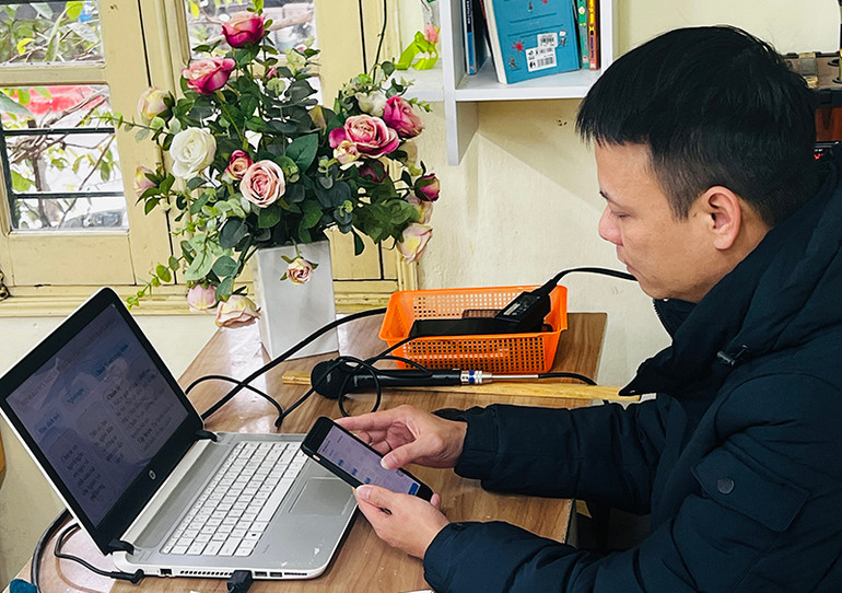 Giáo viên chủ nhiệm cập nhật sĩ số học sinh vào đầu buổi học.