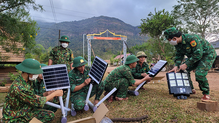Thi công công trình Ánh sáng vùng biên, Cổng chào vùng biên tại Cụm bản Lẳng Khăng (Lào).