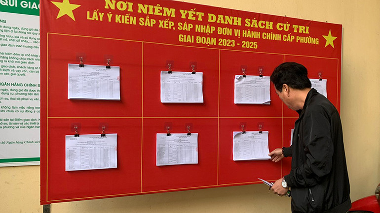 Cử tri xem danh sách niêm yết lấy ý kiến sắp xếp, sáp nhập đơn vị hành chính cấp phường Cử tri xem danh sách niêm yết lấy ý kiến sắp xếp, sáp nhập đơn vị hành chính cấp phường