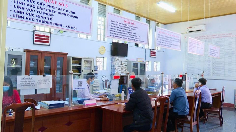 Cán bộ bộ phận một cửa phục vụ người dân làm thủ tục hành chính