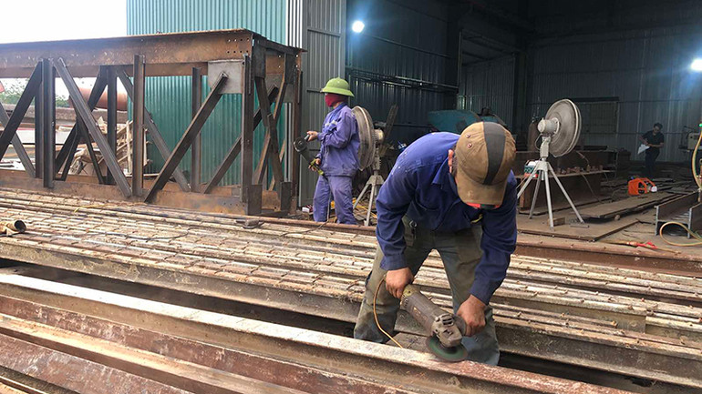 Công nhân Công ty TNHH đầu tư xây dựng tổng hợp 568 trong ca sản xuất.