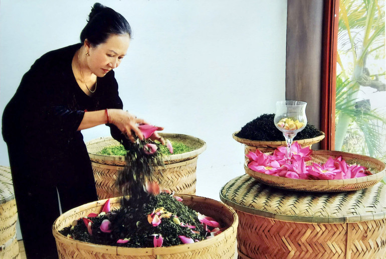 Chế biến trà hương sen truyền thống tại danh trà Làn Hương. Chế biến trà hương sen truyền thống tại danh trà Làn Hương.