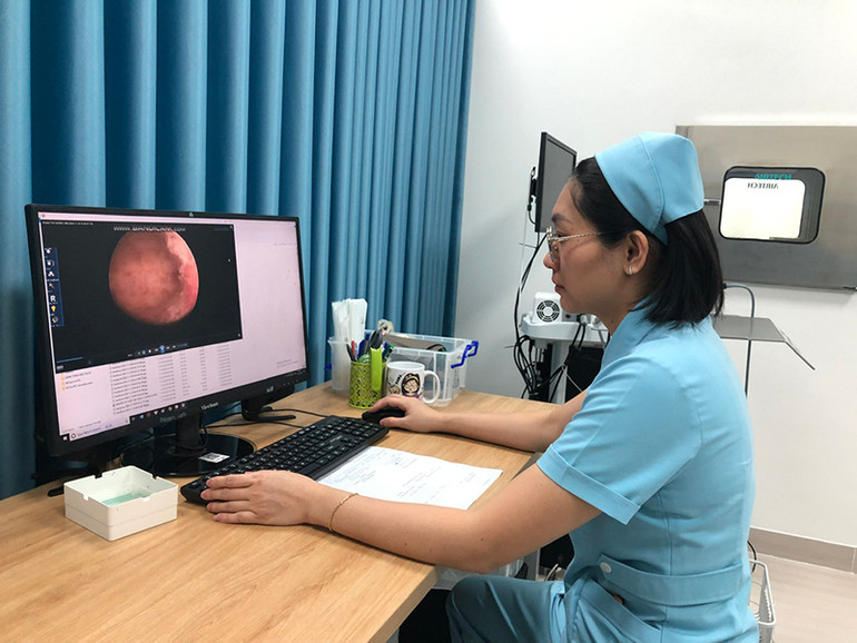 Nhân viên bệnh viện hoàn thiện clip siêu âm gửi cho bệnh nhân.