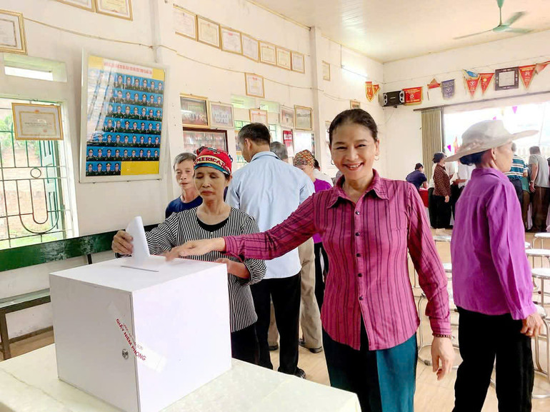 Cử tri bỏ phiếu cho ý kiến về Đề án sắp xếp đơn vị hành chính cấp xã.