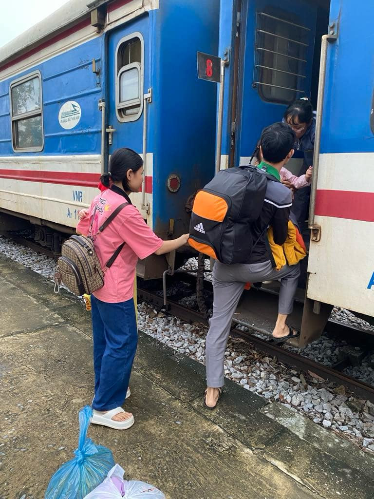 Hành khách lên tàu tại ga Mỹ Trạch.