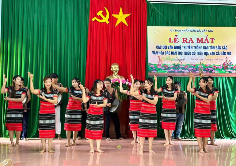 Ra mắt các đội văn nghệ truyền thống bảo tồn bản sắc văn hóa các dân tộc thiểu số trên địa bàn xã Đắk Nia, thành phố Gia Nghĩa. Ra mắt các đội văn nghệ truyền thống bảo tồn bản sắc văn hóa các dân tộc thiểu số trên địa bàn xã Đắk Nia, thành phố Gia Nghĩa.