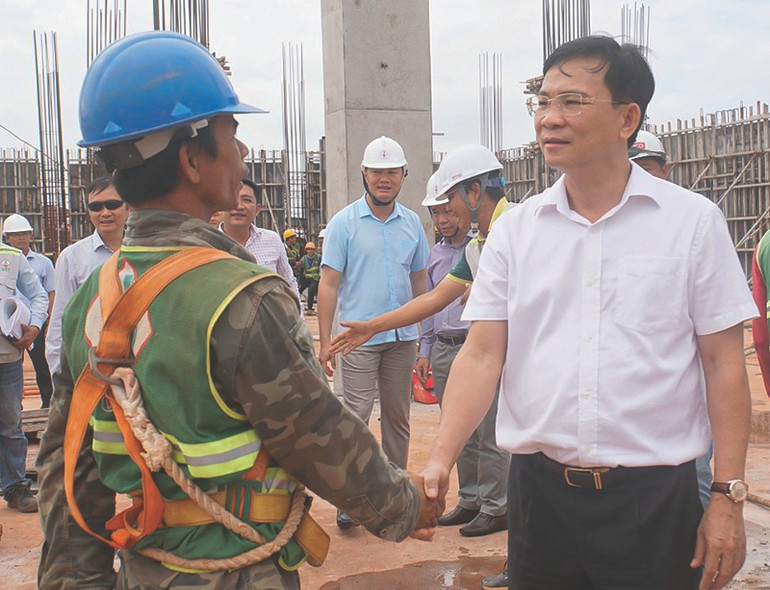 Phó Bí thư Tỉnh ủy, Chủ tịch UBND tỉnh Đắk Nông Hồ Văn Mười thăm, động viên đội ngũ công nhân thi công tại dự án trọng điểm Quảng trường trung tâm thành phố Gia Nghĩa. Phó Bí thư Tỉnh ủy, Chủ tịch UBND tỉnh Đắk Nông Hồ Văn Mười thăm, động viên đội ngũ công nhân thi công tại dự án trọng điểm Quảng trường trung tâm thành phố Gia Nghĩa.