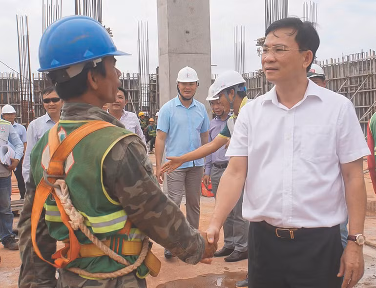Phó Bí thư Tỉnh ủy, Chủ tịch UBND tỉnh Đắk Nông Hồ Văn Mười thăm, động viên đội ngũ công nhân thi công tại dự án trọng điểm Quảng trường trung tâm thành phố Gia Nghĩa. Phó Bí thư Tỉnh ủy, Chủ tịch UBND tỉnh Đắk Nông Hồ Văn Mười thăm, động viên đội ngũ công nhân thi công tại dự án trọng điểm Quảng trường trung tâm thành phố Gia Nghĩa.