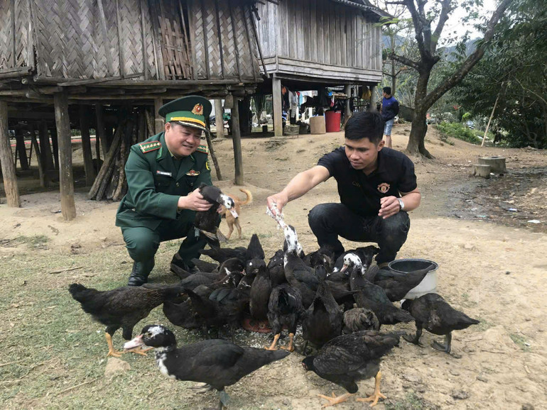 Cán bộ chiến sĩ Đồn Hướng Lập hỗ trợ bà con sinh kế, xóa đói giảm nghèo.