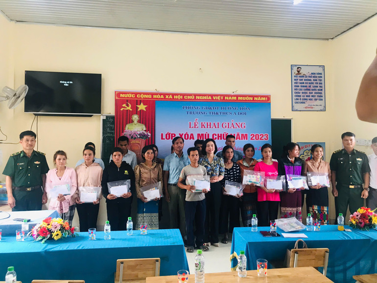 Lễ khai giảng lớp xóa mù chữ năm 2023.