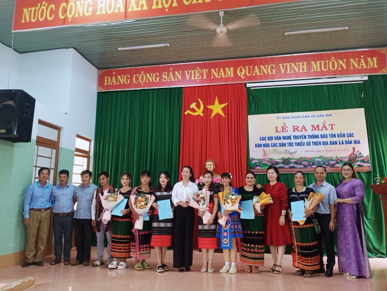 Lễ ra mắt các đội văn nghệ truyền thống bảo tồn bản sắc văn hóa các dân tộc thiểu số trên địa bàn xã Đắk Nia