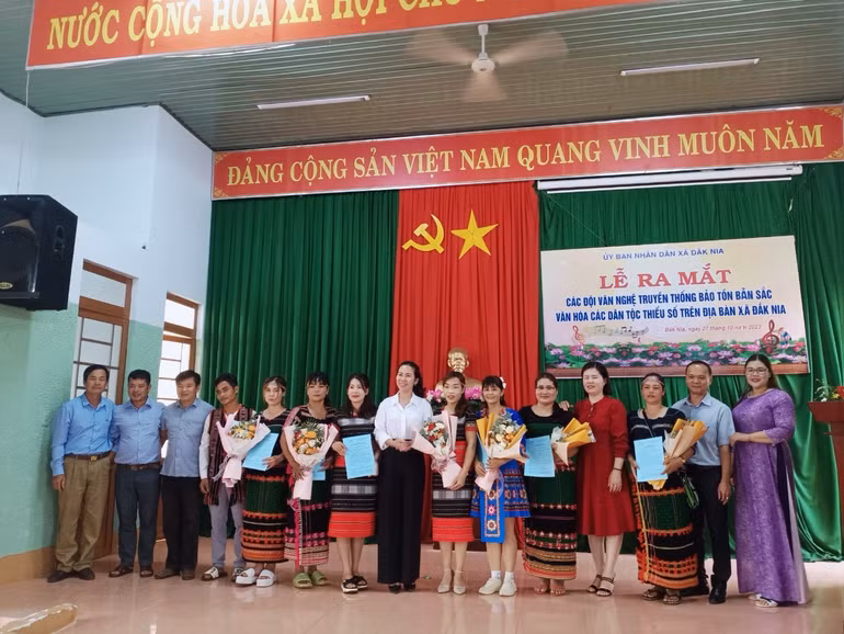 Lễ ra mắt các đội văn nghệ truyền thống bảo tồn bản sắc văn hóa các dân tộc thiểu số trên địa bàn xã Đắk Nia