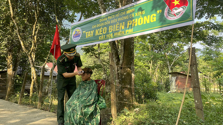 Cán bộ chiến sĩ Đồn Biên phòng Cà Xèng cắt tóc miễn phí cho các cháu thiếu nhi.