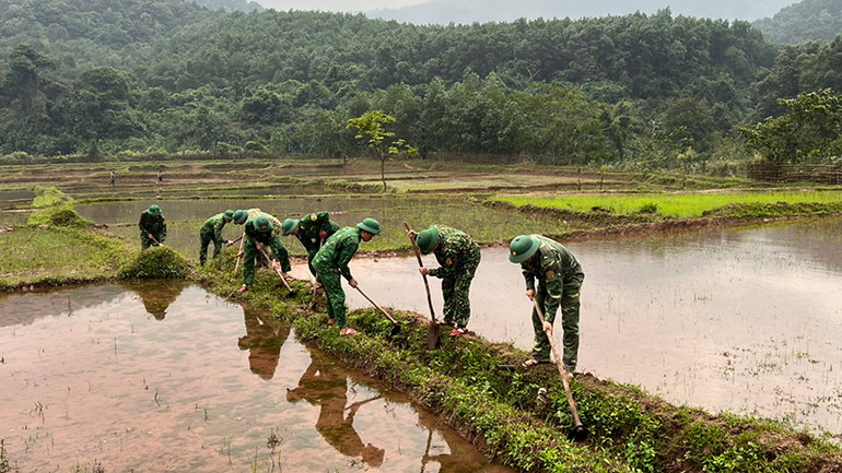 Cán bộ chiến sĩ nạo vét kênh mương hỗ trợ bà con chuẩn bị vụ mùa.