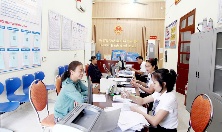 Công chức xã Thái Sơn phục vụ người dân làm thủ tục hành chính.
