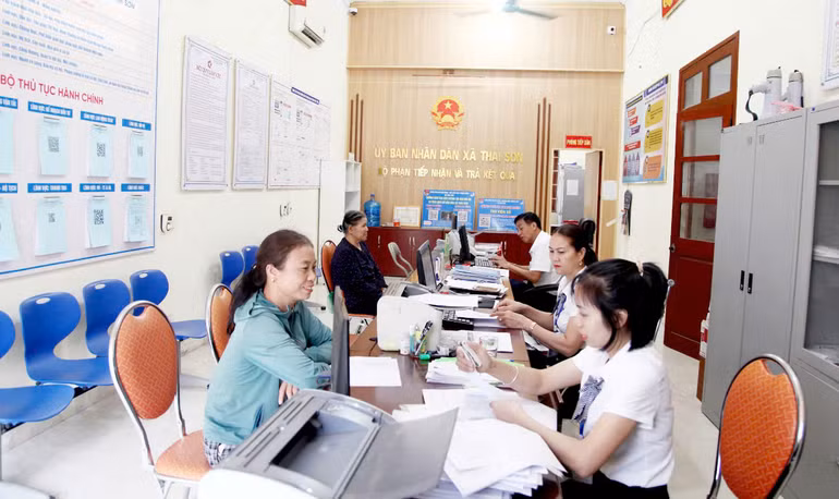 Công chức xã Thái Sơn phục vụ người dân làm thủ tục hành chính.