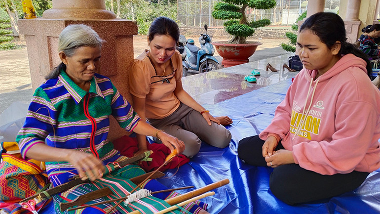 Nghề dệt thổ cẩm của đồng bào dân tộc.